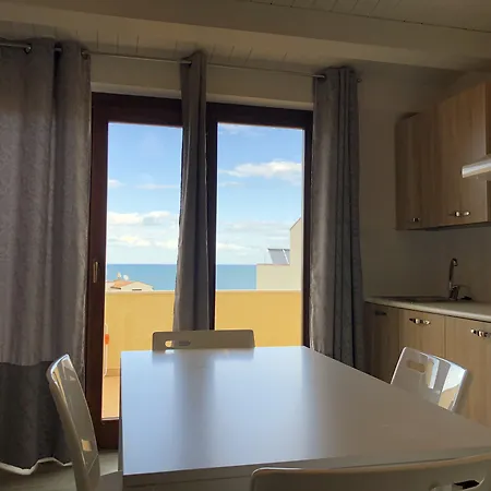 Marina Di Petrolo & 4*