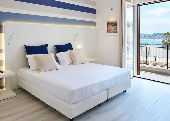 Marina Di Petrolo & Hotel 4*