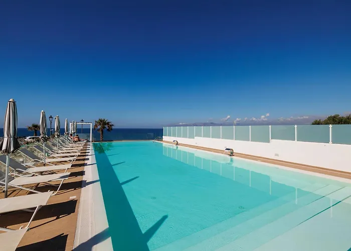 Marina Di Petrolo & Hotel 4*