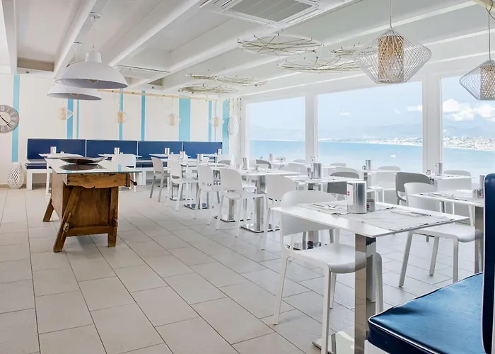 Marina Di Petrolo & 4*